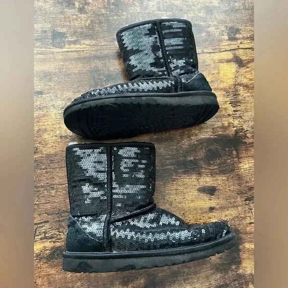 UGG | ladies classic short Sparkles boot. Size: 4 - Picture 7 of 11